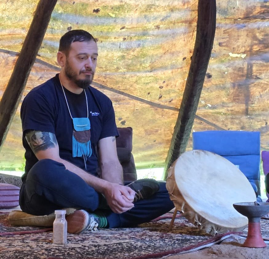 פימה ברק עם תוף שמאני והקופלרה בטיפי